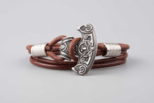 Bracelet viking  "Tête de Hache" décorée en Cuir 